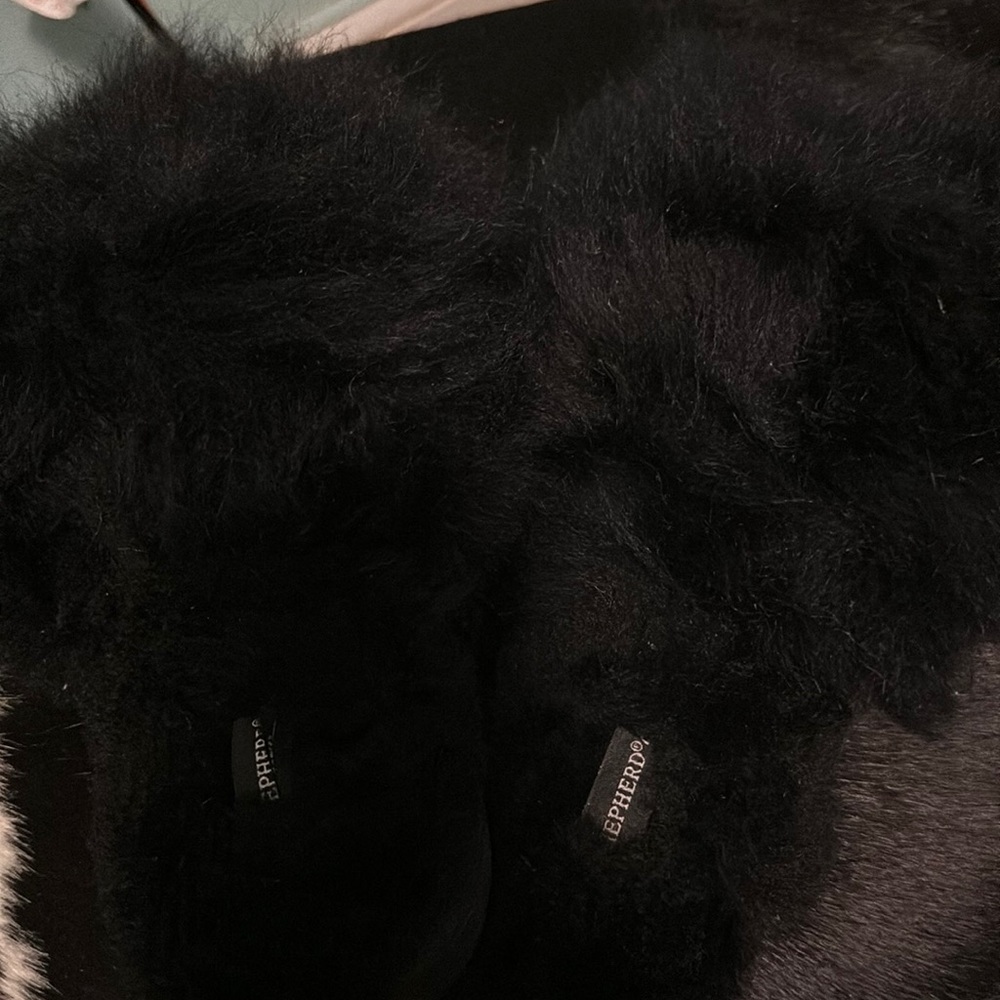 BLACK FLUFFY SLIP ONS